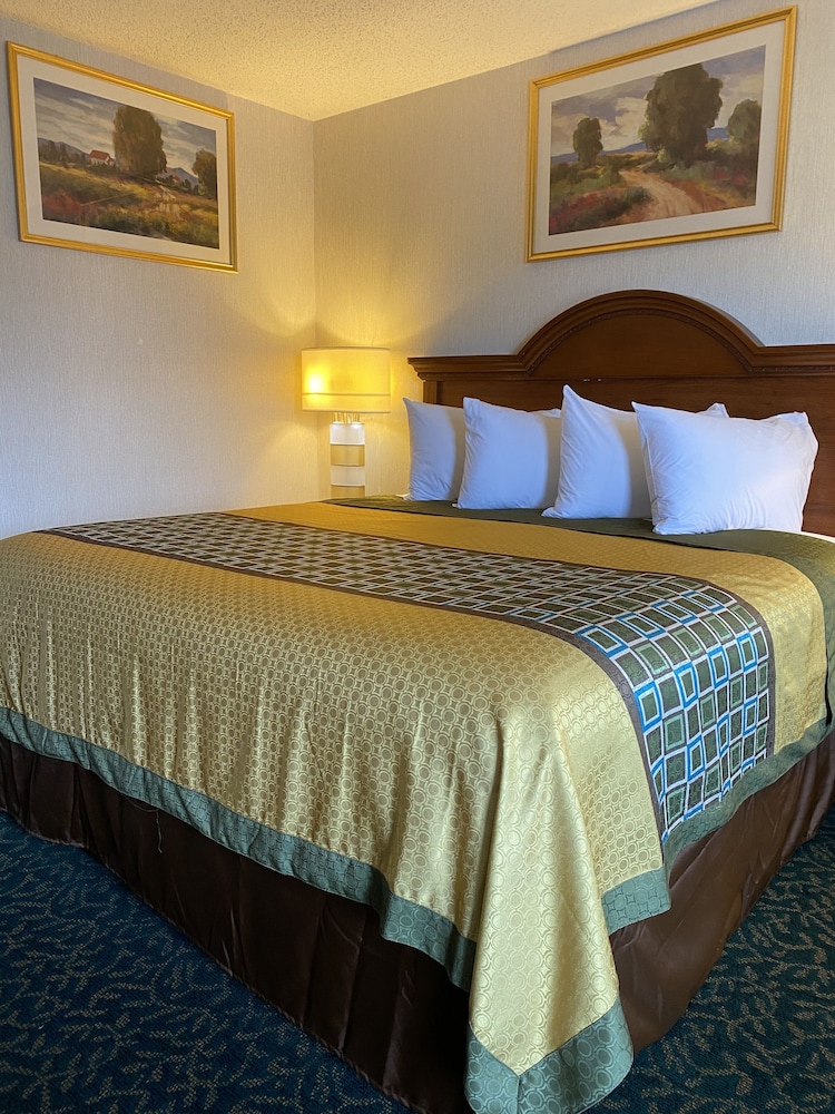 Harrisonville Inn & Suites - photo 7