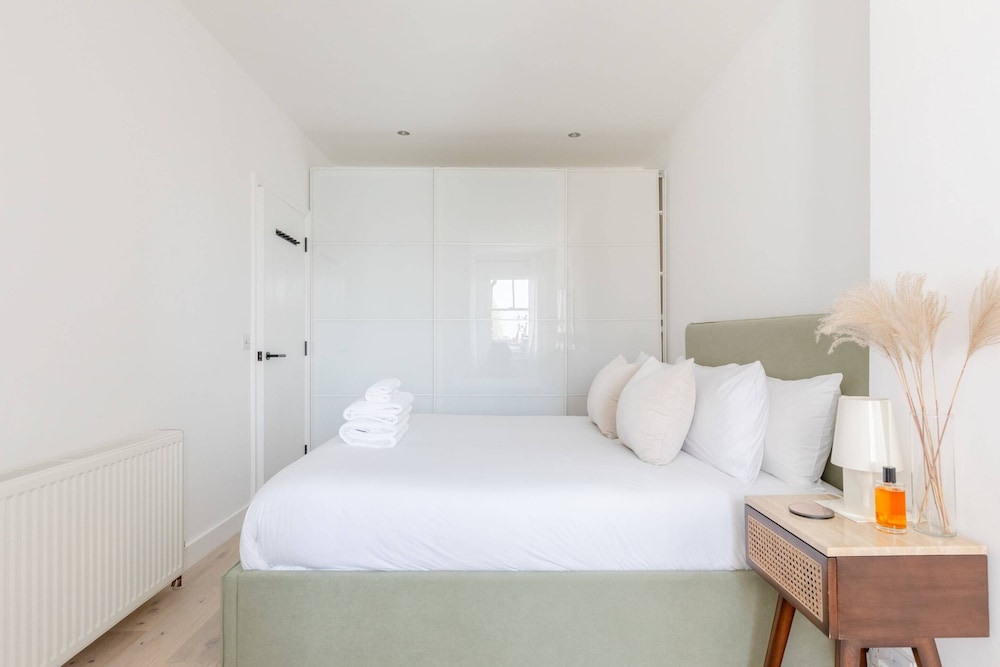 Sleek Scandi inspired 2BD Flat Fulham — 4-Star Luxury Hotel in London, United Kingdom