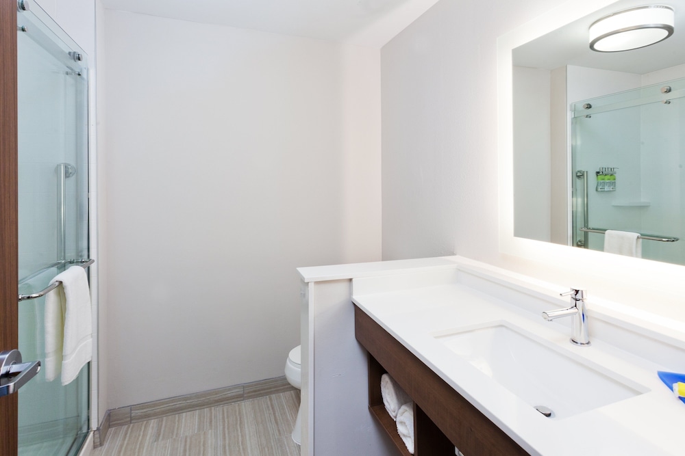 Holiday Inn Express & Suites Fayetteville by IHG - photo 13