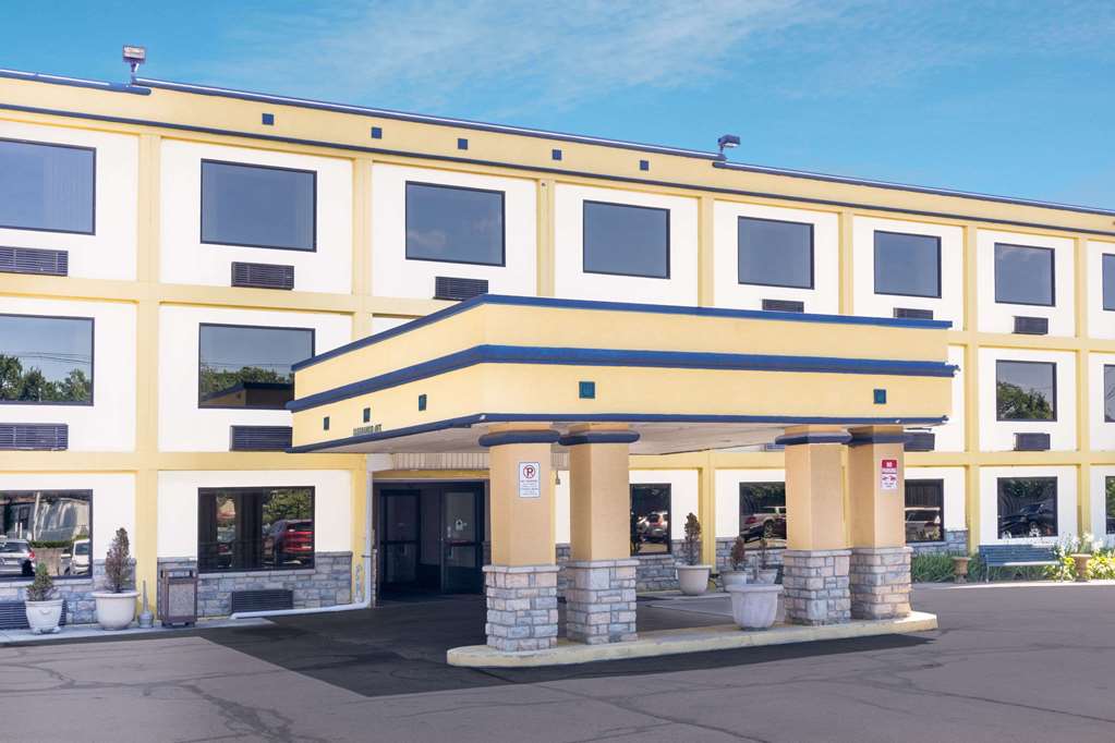 Days Inn by Wyndham Columbus Airport - featured photo