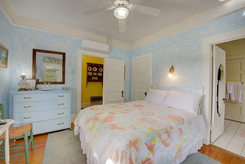 Secret Garden Inn and Cottages - photo 77