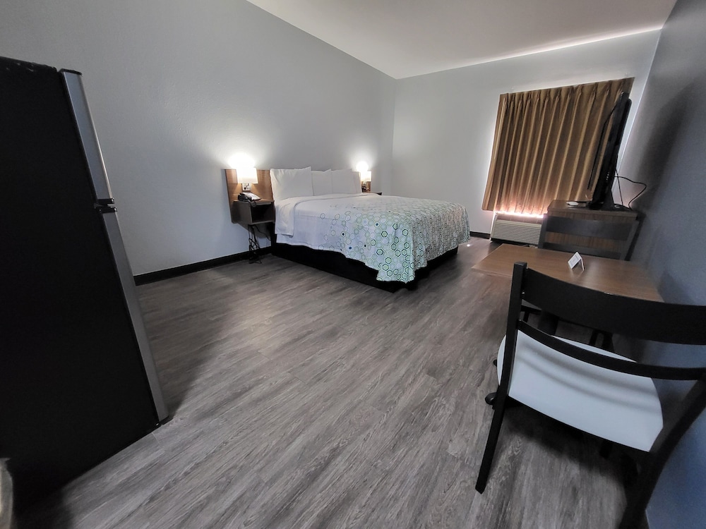 HomeTowne Studios by Red Roof Prattville - photo 8