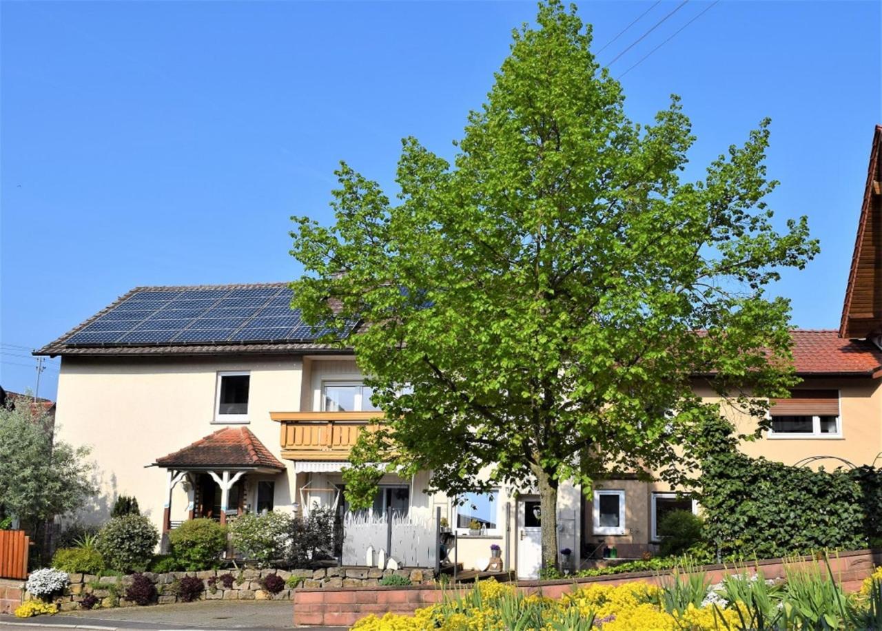 Ferienwohnung auf dem Dorf Külsheim — 4-Star Luxury Hotel in Kulsheim, Germany
