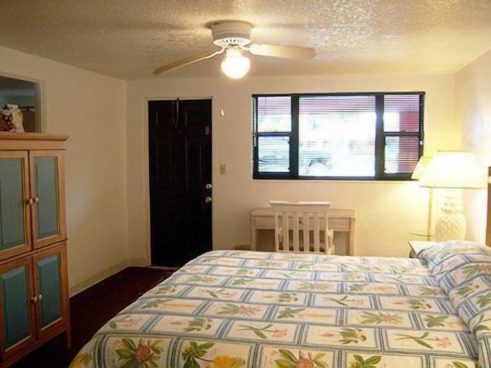 Lake Roy Beach Inn - photo 3