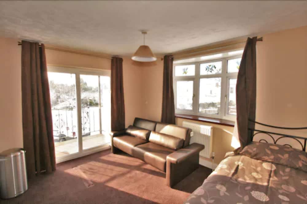 Central Studios Gloucester Road by Rooms Booked Free Parking in Cheltenham, United Kingdom