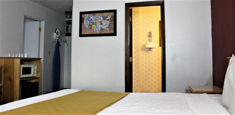 Econo Lodge Inn and Suites Central - photo 3