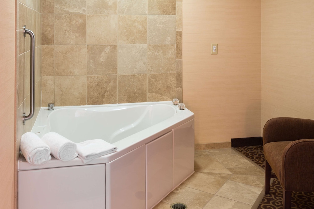 Hampton Inn Goshen - photo 9