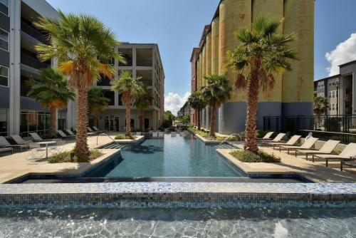 Vibrant Downtown Studio Wifi Pool Gym — 4-Star Luxury Hotel in San Antonio, United States