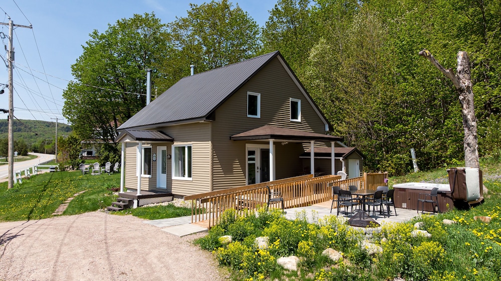 Les Chalets Tourisma La Voisine — 4-Star Luxury Hotel in Portneuf, Canada