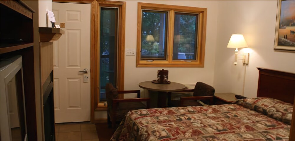 Lake Bluff Inn and Suites - photo 11