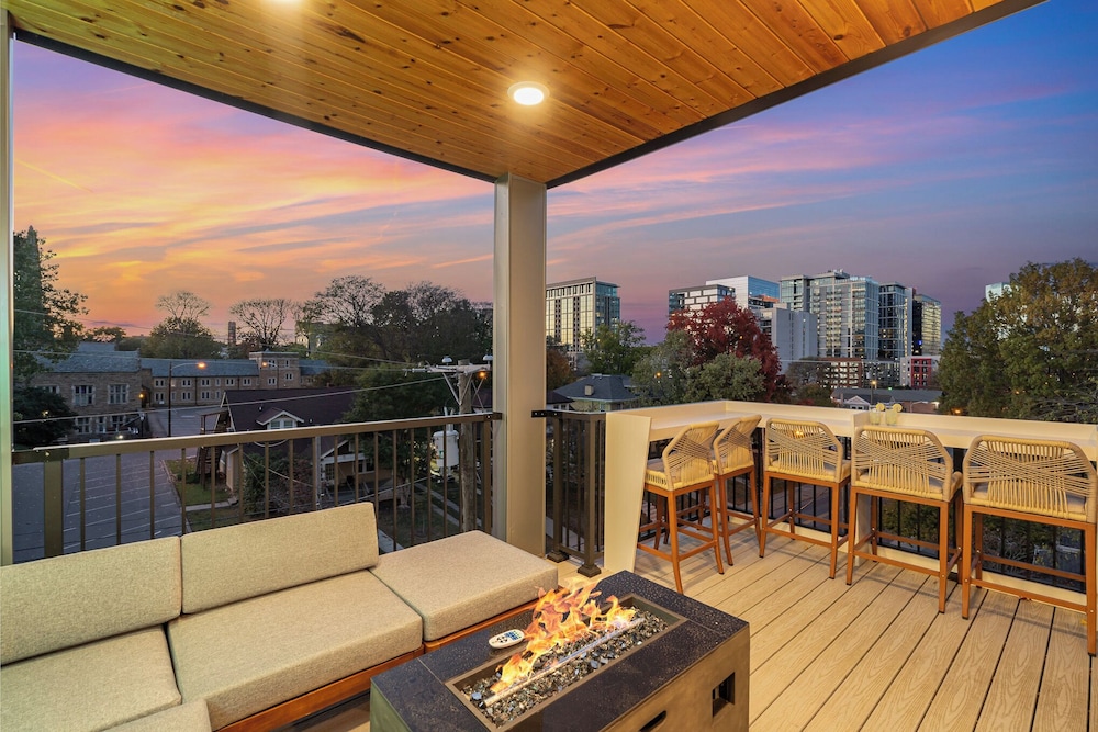Luxe rooftop Echo private Deck 4 Mins Broadway - last minute hotel in Nashville