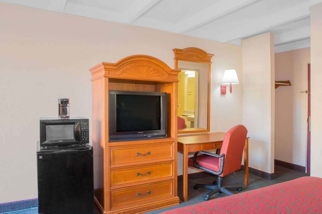 Days Inn by Wyndham Tallahassee University Center - photo 9