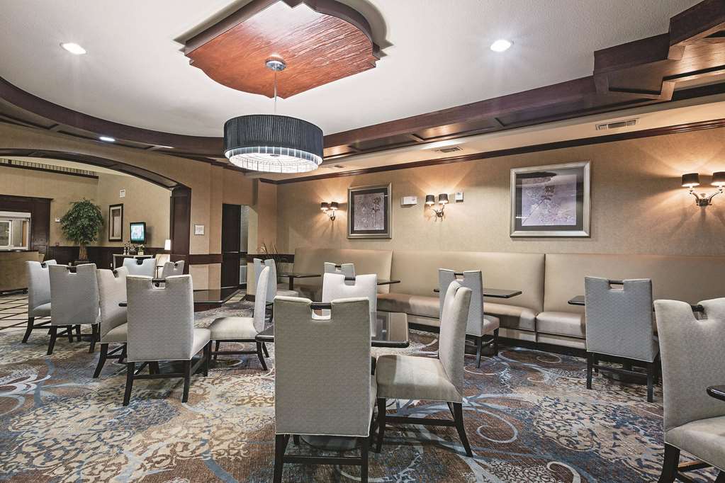 La Quinta Inn & Suites by Wyndham DFW Airport West Euless - photo 44