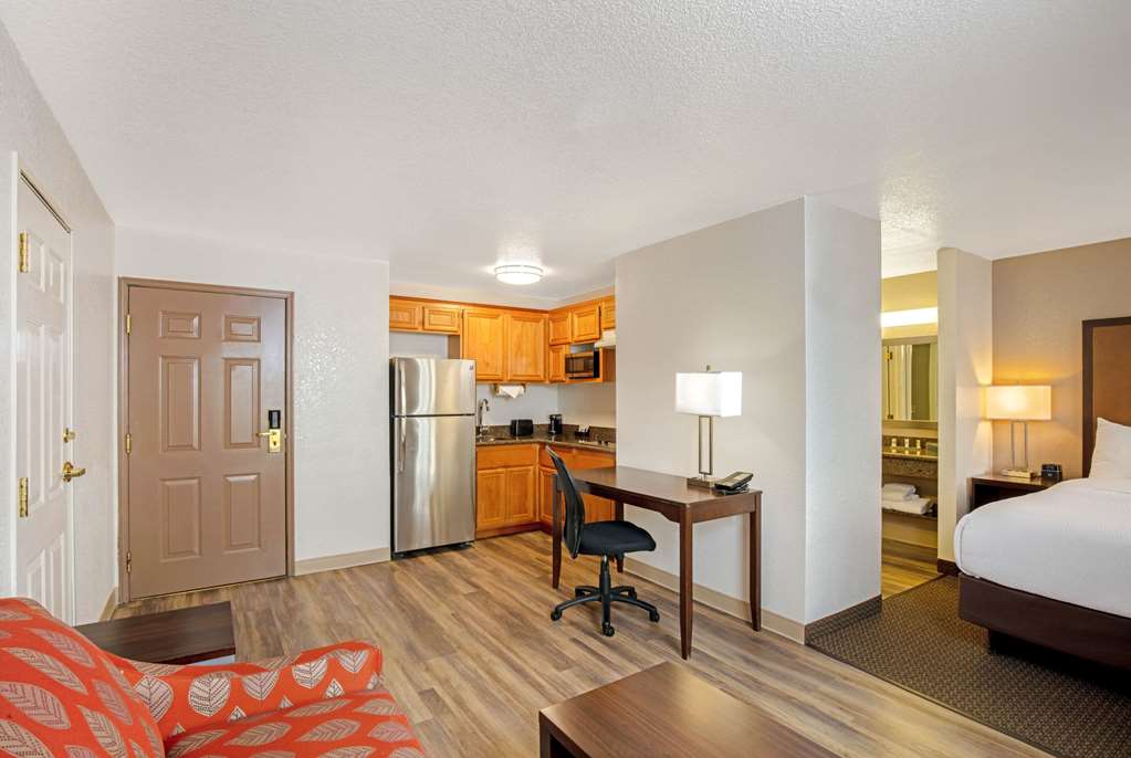 La Quinta Inn & Suites by Wyndham Las Vegas Red Rock - photo 25