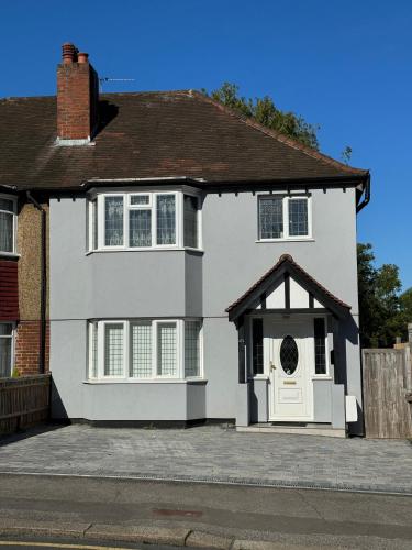 3 Bedroom House with Garden in Cheam London — 4-Star Luxury Hotel in Cheam, United Kingdom