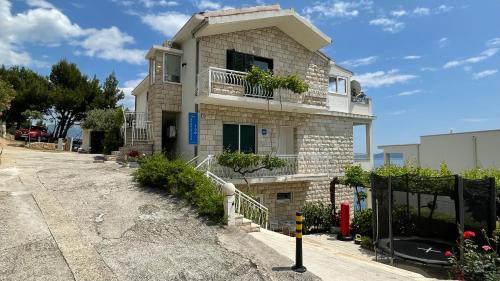 Apartments Tom — 4-Star Luxury Hotel in Omis, Croatia