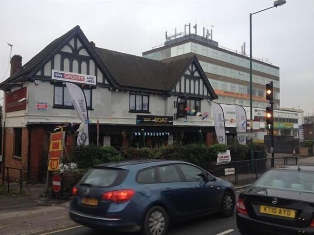 Boat Hotel — hotel in Wembley