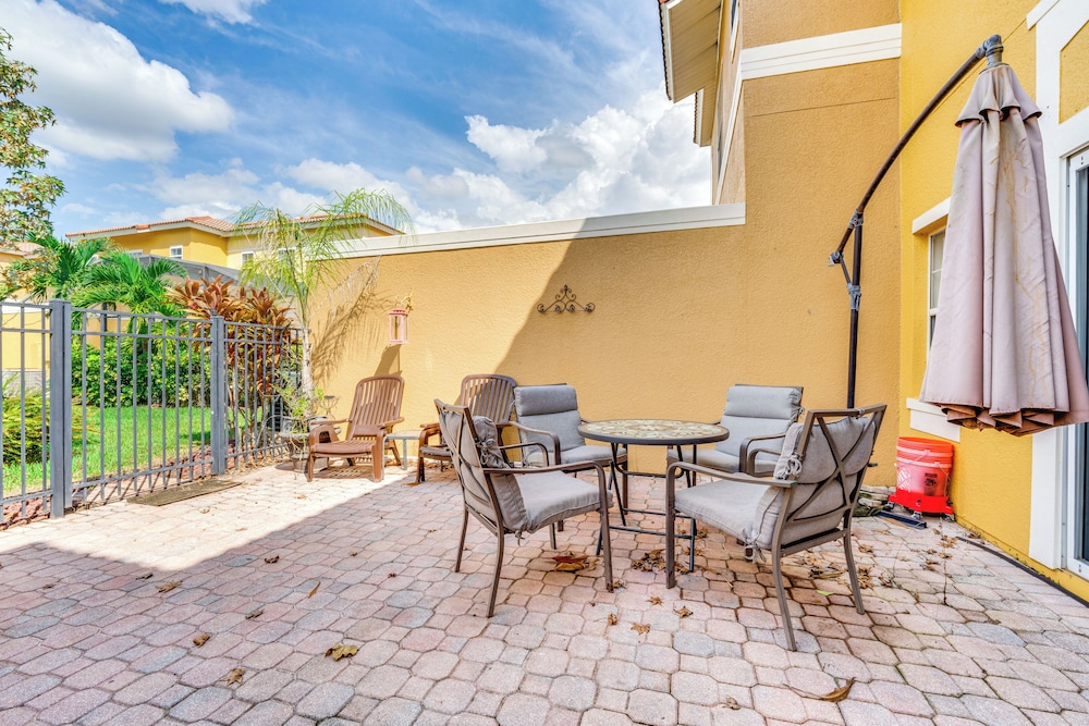 Townhome 7 Mi to Disney Parks: Resort Pool Access — 4-Star Luxury Hotel in Kissimmee, United States