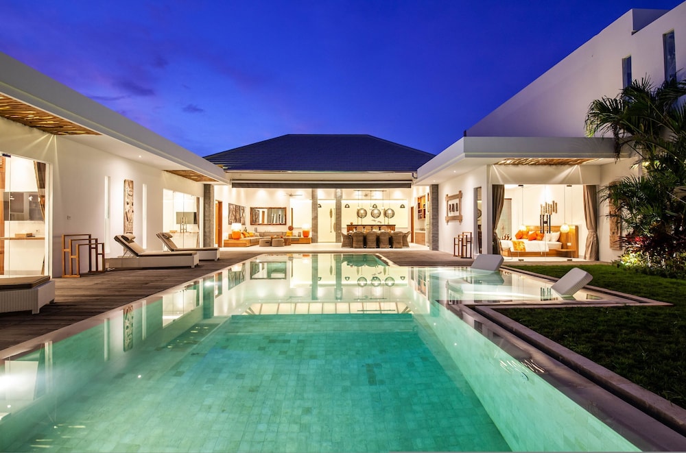 Spacious 4 Br Walking Distance To Finns Beach — 4-Star Luxury Hotel in Canggu, Indonesia