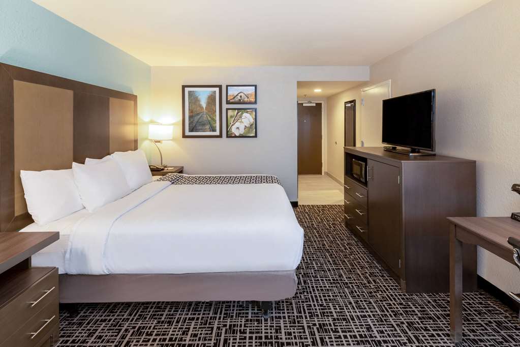 La Quinta Inn and Suites by Wyndham Jonesboro - photo 16