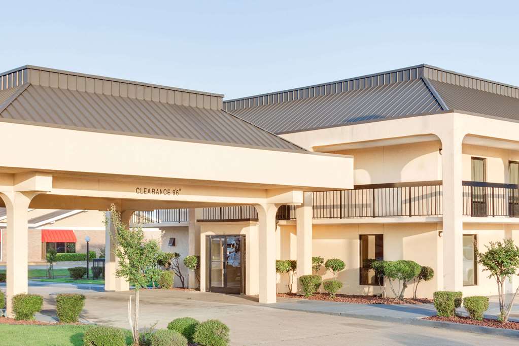 Days Inn by Wyndham Greenville MS - featured photo