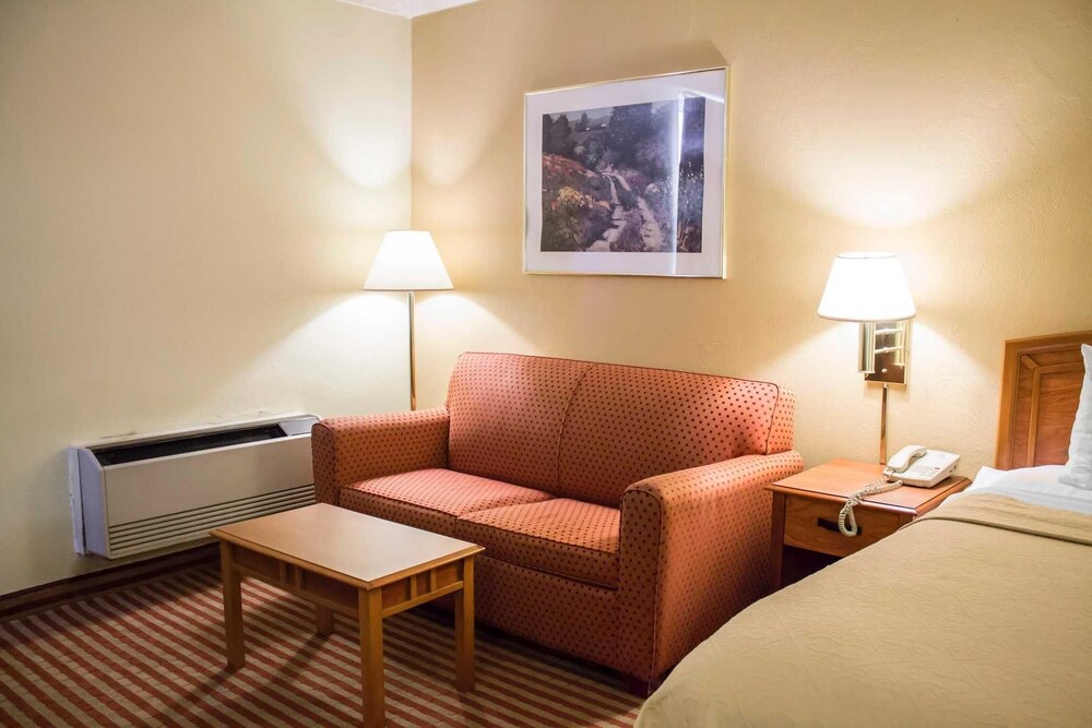 Econo Lodge Wickliffe Cleveland East - photo 26