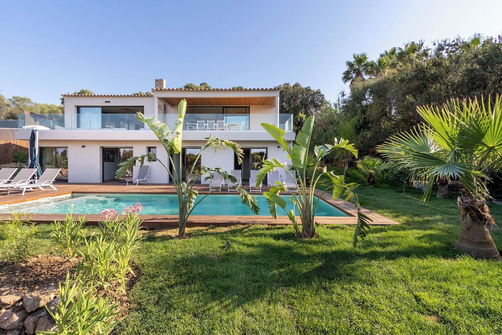 Villa de La Madrague Presqu île de Giens — 5-Star Luxury Hotel in Hyeres, France