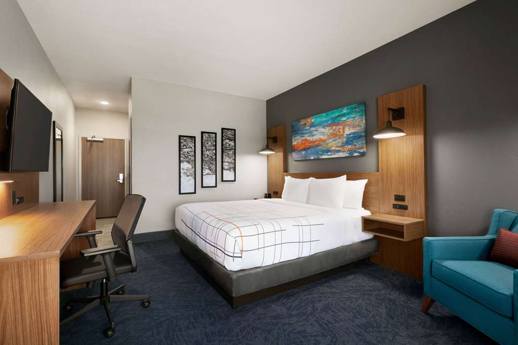 La Quinta Inn & Suites by Wyndham College Station North - photo 22
