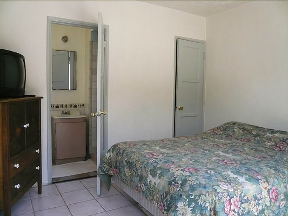 Pavilions Motel - photo 3