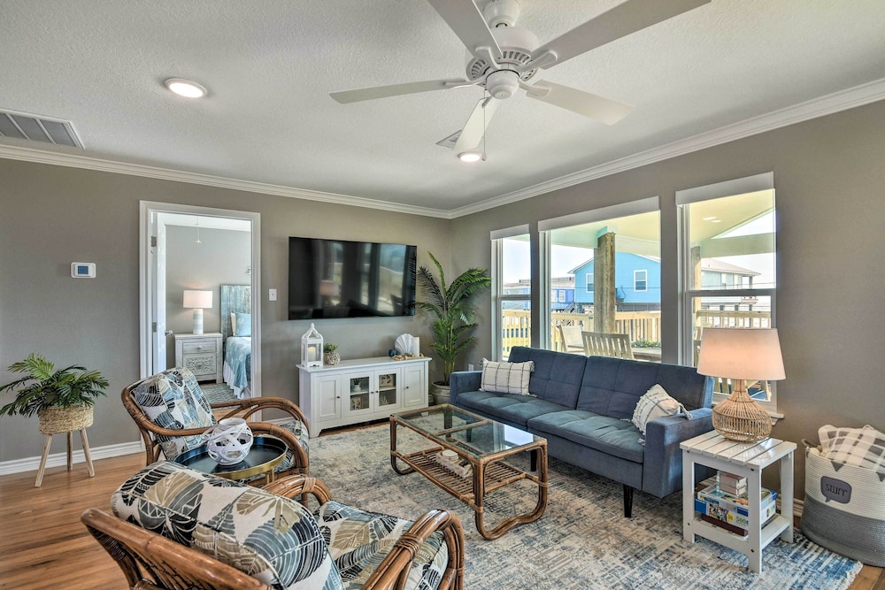 Surfside Beach Vacation Rental with Ocean Views — 4-Star Luxury Hotel in Freeport, United States