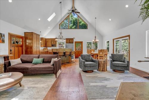 New Listing North Fork Hideaway Sleeps 14 — Three Rivers