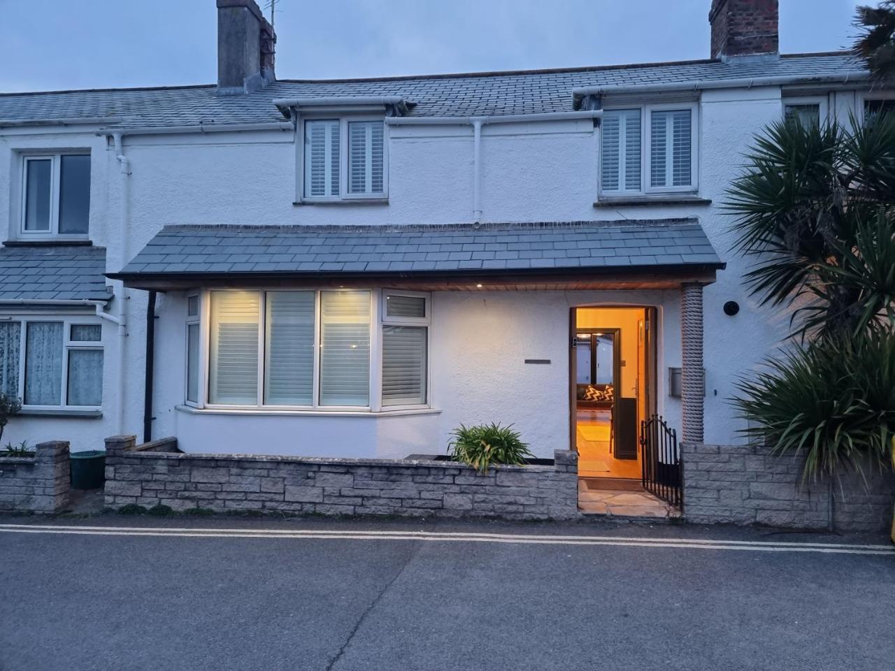 Neet Retreat Sleeps 7 Next To Beach in Bude, United Kingdom