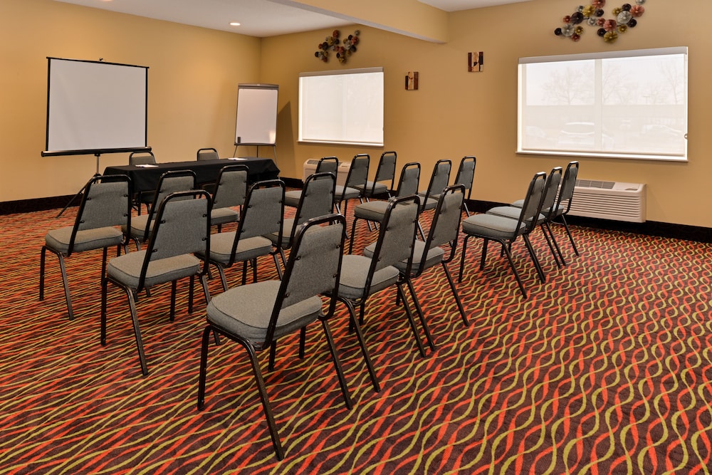 Comfort Inn & Suites Sharonville Cincinnati North - photo 17