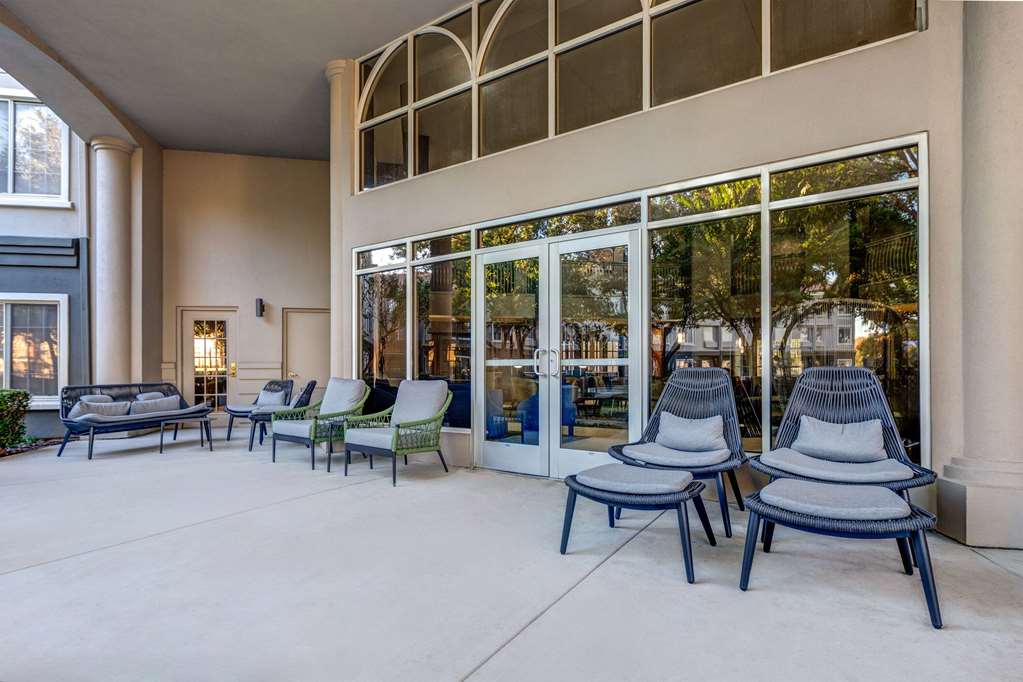 La Quinta Inn & Suites by Wyndham Dallas DFW Airport North - photo 44