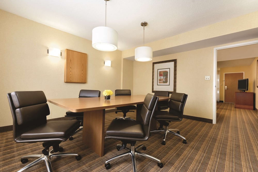 Embassy Suites Greenville Golf Resort & Conference Center - photo 14