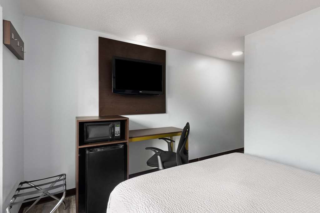 Super 8 by Wyndham Harbison Parkridge Hospital - photo 18