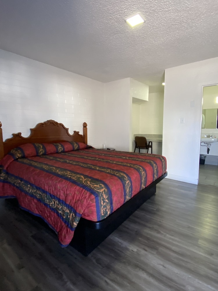 Lucky Cuss Motel - photo 4
