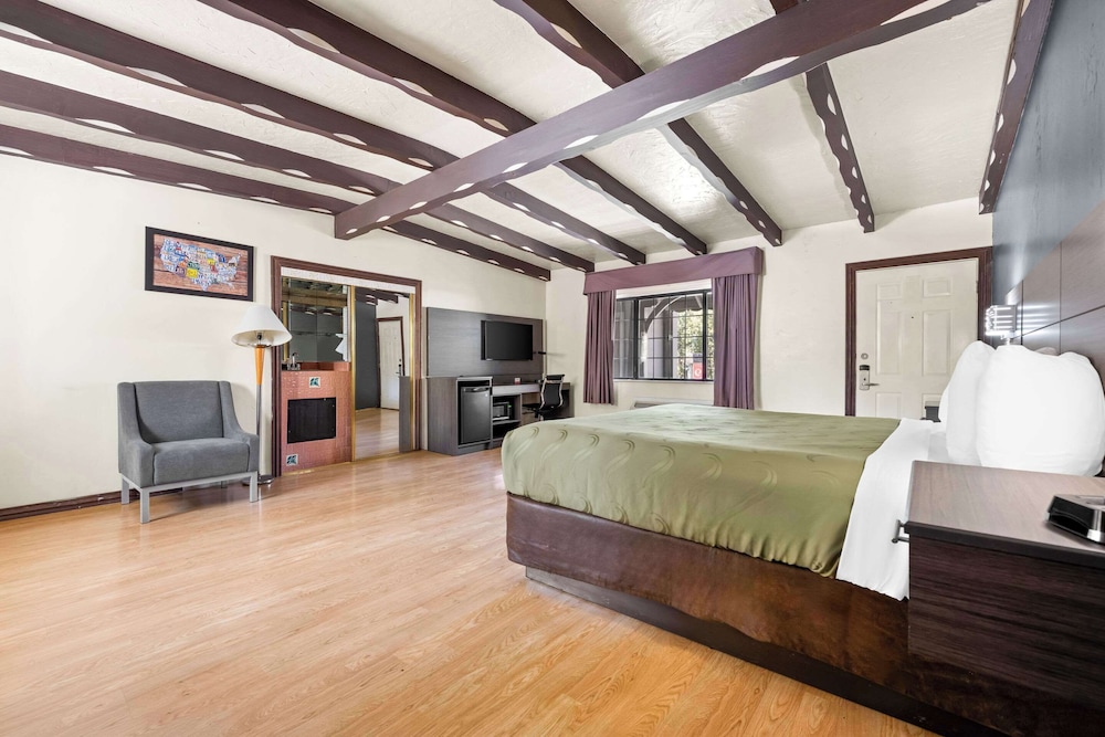 Econo Lodge Inn & Suites Heavenly Village Area - photo 25