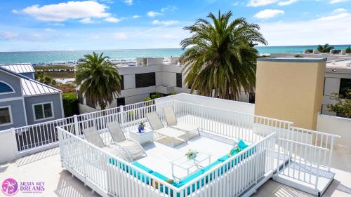Luxury Condo Ocean Views Rare Rooftop Sundeck — 4-Star Luxury Hotel in Siesta Key, United States