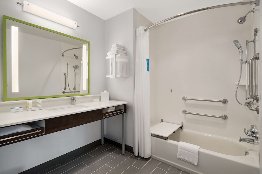 Hampton Inn & Suites Raleigh Midtown - photo 32