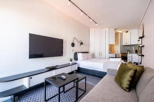 Flamingo 804 Stylish Top Floor Sea Point Studio with Daily Housekeeping