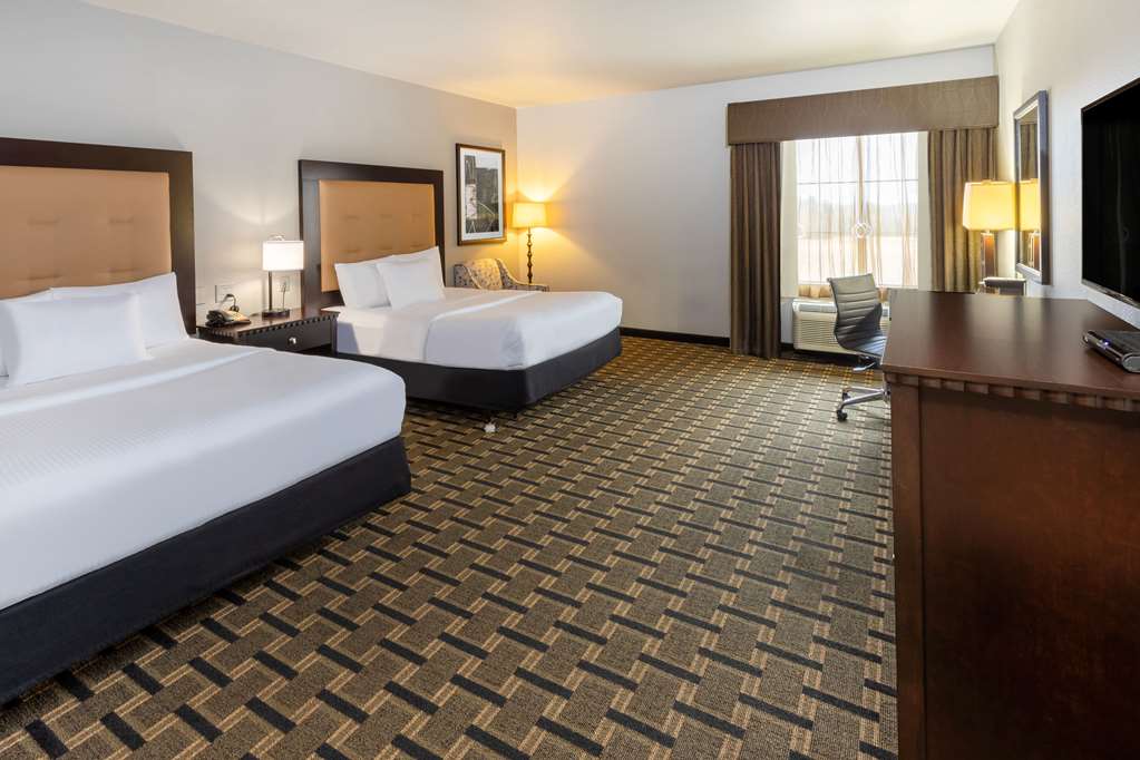 La Quinta Inn & Suites by Wyndham Mt. Pleasant - photo 14