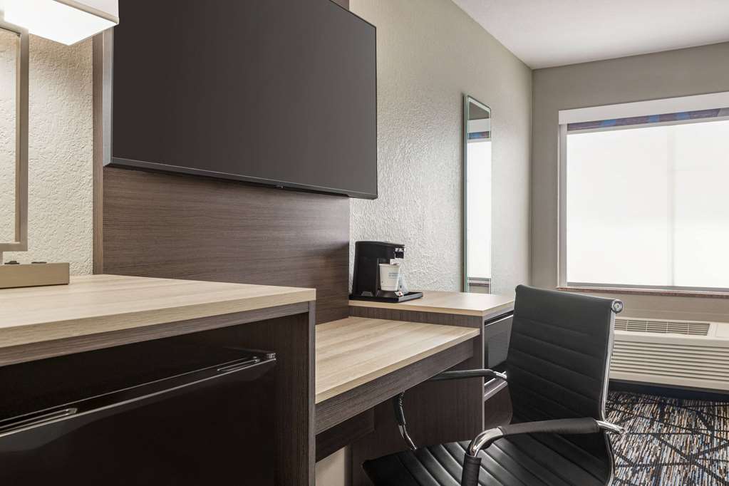 La Quinta Inn & Suites by Wyndham San Antonio N Stone Oak - photo 27