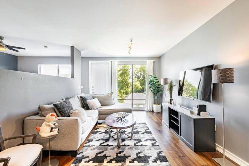 2 BR Oak Lawn Condo WFH Setups Gated Parking — 4-Star Luxury Hotel in Dallas, United States
