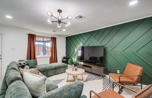 5 BD 2 BA Tranquil Retreat ft Jacuzzi & Playground — 4-Star Luxury Hotel in Houston, United States