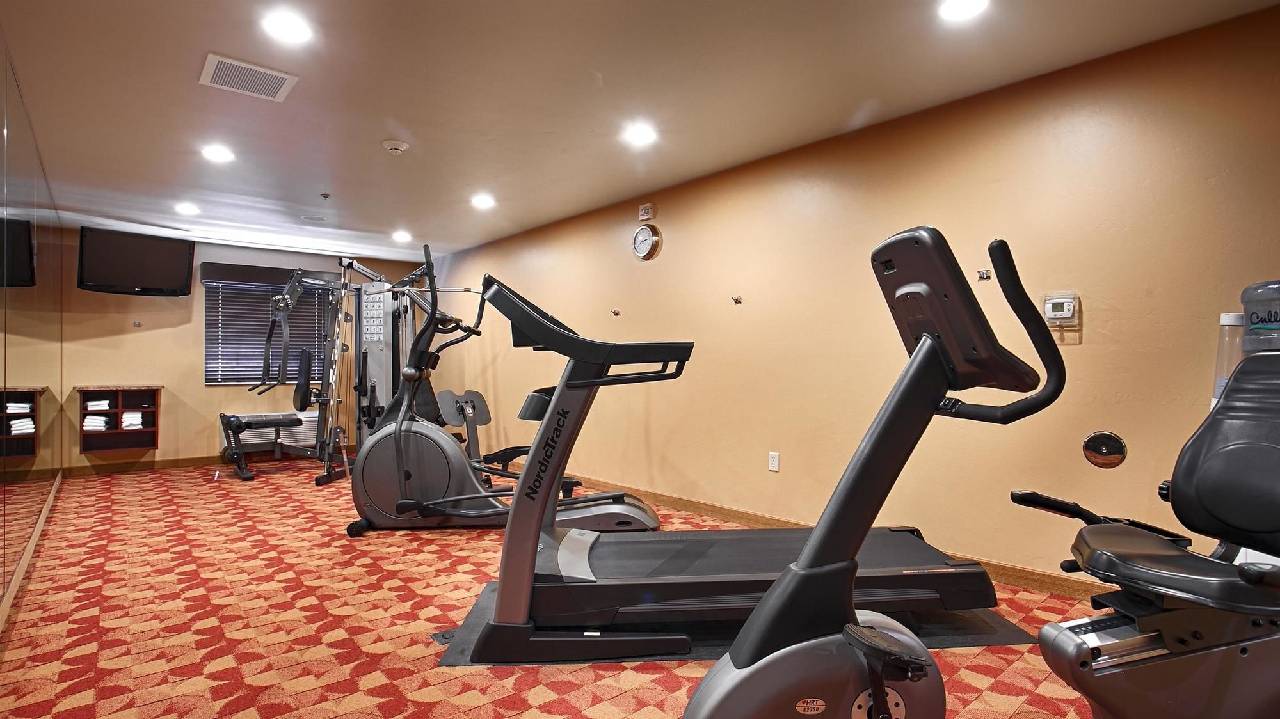 Crandon Inn and Suites - photo 18