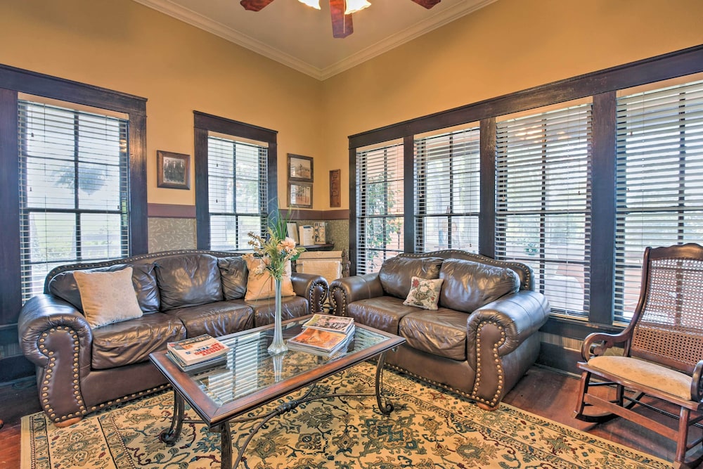 Historic Huntington Home with Pond And Flower Gardens — 4-Star Luxury Hotel in Huntington, United States