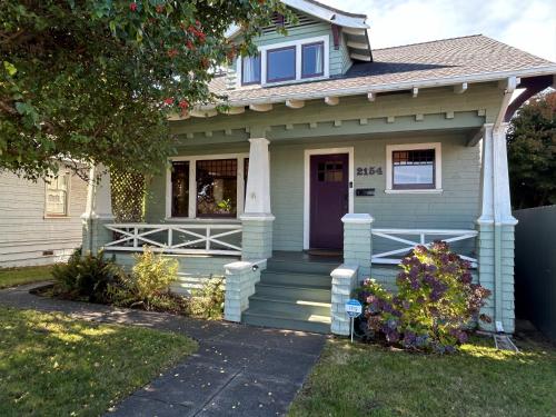 Boho Bungalow King Backyard Full Kitchen W D — 4-Star Luxury Hotel in Eureka, United States