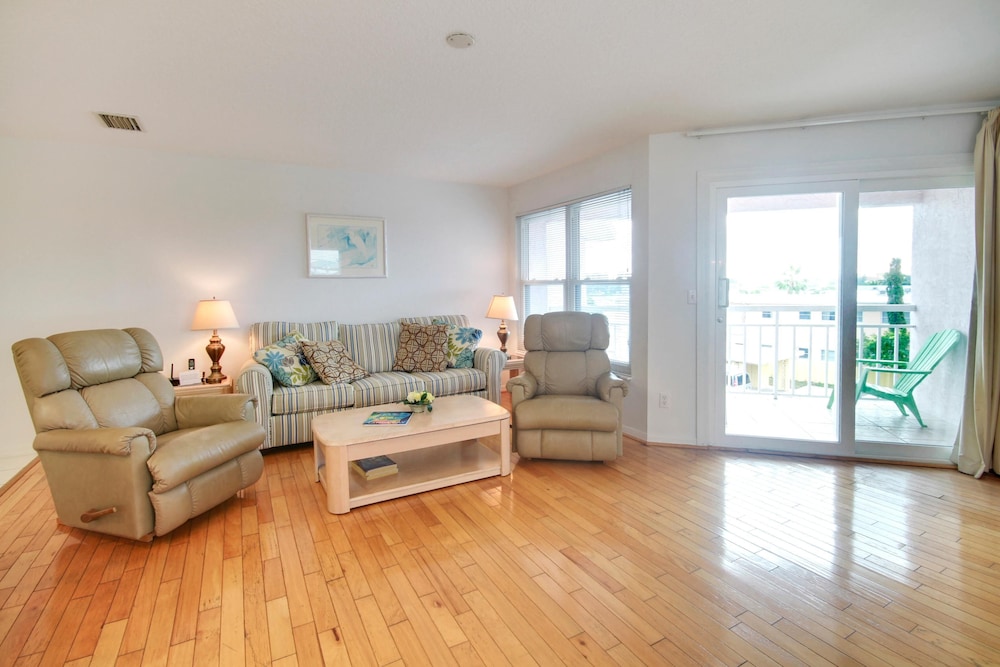 Amadeus 6 — 4-Star Luxury Hotel in Saint Pete Beach, United States
