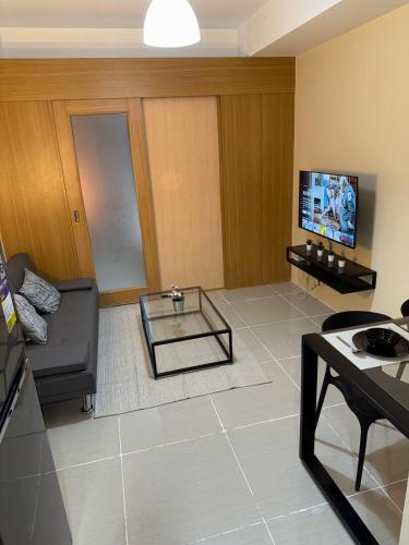 Spacious pool view at Mall of Asia 100mb Netflix — 4-Star Luxury Hotel in Manila, Philippines